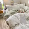 Nuevo juego de ropa de cama de gasa de doble capa con sensación de nube, disponible en un juego de cuatro piezas para dormitorio y un juego de tres piezas para cama individual, que incluye una funda de edredón, una sábana plana y una sábana bajera.