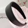 Moda de estilo europeo y americano simple retro de alta gama remache cuero diadema de ala ancha niñas viajeras diadema versátil accesorios para el cabello