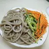 Las tiras de avena son un sustituto de comida saludable de grano entero que sacia, bajo en grasa, apto para el fitness, delicioso, bajo en calorías y tiene una textura masticable con un rico sabor a salsa.