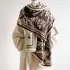 Bufanda jacquard popular de cachemira sintética para mujer, calentador de cuello grueso cálido versátil de alta gama para invierno, chal exterior de estilo vintage