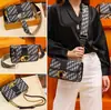 Bolso de Mujer Montaigne 2026 Nuevo Bolso tipo Silla de Semicírculo Bordado con Correa Ancha, Bolso de Hombro Cruzado
