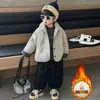 Roupas de Outono e Inverno para Meninos Conjunto de Três Peças Jaqueta de Algodão Estilo Baseball Jaqueta Acolchoada Nova de Inverno 2026 Conjunto de Moletom com Forro de Lã Infantil
