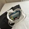 Nova bolsa minimalista estilo coreano para o dia a dia, grande capacidade, textura de couro macio, design plissado moderno e versátil, bolsa de ombro ou de axila