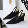 Zapatos de mujer estilo europeo y americano de 1898, gamuza simple, tacón de cuña irregular, sandalias elegantes y sofisticadas sin talón con correa trasera