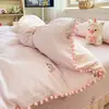 Nuevo producto popular en Xiaohongshu: Juego de cuatro piezas de sábana y colcha con pompón, juego de tres piezas de falda de cama simple estilo ins, amigable con la piel