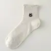 Meias femininas de cano médio com borda enrolada, estilo fino de verão, fio pontilhado, desenho animado fofo, versátil para o verão, bordadas, meias curtas de algodão estilo universitário