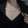 Collar de Perlas de Imitación para Mujer, Cadena para Clavícula de Lujo Ligero de Nicho, Accesorio Versátil y Elegante para Otoño/Invierno, Moderno y Sencillo con Cuatro Colgantes de Perla