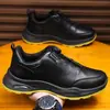 Zapatos Casuales de Negocios Deportivos de Nueva Superficie de Cuero para Hombre Botón Sin Cordones Suela Gruesa Deportivos Casuales Transfronterizos Dropshipping Zapatos para Hombre