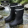 Novas galochas masculinas, de altura média (meio da panturrilha), forradas para o inverno para aquecimento, impermeáveis, antiderrapantes, com solado grosso, adequadas para trabalho ao ar livre e como calçados de borracha