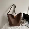 Bolso de Axila Estilo Retro Bolso para Viajar Mujer Nuevo Estilo Otoño e Invierno 2025 Bolso Cubo Simple de Gran Capacidad Bolso Cruzado Versátil