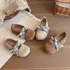 Zapatos de perlas de suela blanda de moda para niñas, zapatos de cuero para niños, nuevos zapatos de moda 2026 para primavera y otoño para niños pequeños