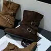 Hebilla de otoño e invierno 2026 botas de moda con aumento de altura interior, botines de nuevo estilo retro, botines cortos de 5 cm, gamuza marrón, versátiles
