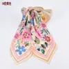 Lenço Quadrado Estampado Flor 70 Elegante e Moderno Lenço de Cabeça Feminino Venda por Atacado Lenço Decorativo Respirável Pequeno Lenço de Seda