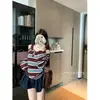Camisola de estilo coreano picante con bloques de color y rayas, de un solo hombro, pieza única, camiseta de dos piezas falsa, top holgado de moda para mujer