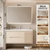 Conjunto de mueble de baño estilo crema con lavabo y mueble de lavabo integrados de cerámica y madera maciza, moderno y minimalista.