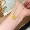 Colar de borboleta banhado a ouro estilo antigo com incrustação de diamante, moda de luxo leve, corrente dourada para clavícula feminina, toque de alta qualidade, cor duradoura