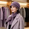 Conjunto de tres piezas para mujeres de mediana edad y mayores: gorro de punto grueso y cálido de otoño e invierno, gorra de béisbol de pelo de conejo, bufanda y guantes