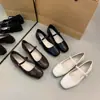 Sapatos femininos Mary Jane estilo francês com uma única tira, novo modelo primavera/outono 2026, adequados para combinar com saias, sapatos pequenos de couro de salto baixo, sapatos rasos planos de uma única cor