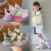 Zapatos Deportivos Infantiles 2026 Modelo Nuevo Primavera/Verano Zapatos Transpirables de Malla Hueca para Niños Pequeños, Zapatos de Marco para Niñas, Zapatos para Niños Medianos y Grandes