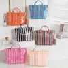 Bolso de mano de PVC a rayas transfronterizo nuevo, bolso de mano elegante y ligero, bolso de hombro portátil de gran capacidad para viajes