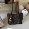 2026 Nova Bolsa Tote Estilo Retrô Estampa de Leopardo Grande Capacidade para o Dia a Dia Bolsa de Ombro Único Fashionável Tendência Versátil Bolsa de Mão