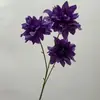 Dália de haste única, com três cabeças, sonhadora - um arranjo de flores decorativo para casamentos, decorações de corredor e decoração de casa. Buquê de flores artificiais