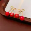 Pendientes de Aro Aguja Plateada Cereza Letra Collar Cadena de Clavícula Fresca y Dulce Joyería Elegante de Nicho para Mujeres con un Toque de Alta Gama