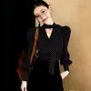Camisa Social Feminina Estilo Francês Polka Dot com Laço, Levemente Madura, para Primavera/Outono 2026, Mangas Bufantes, Pequeno Top Elegante de Luxo Leve para Eventos Sociais