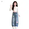Calça Jeans com Aplicação de Foice para Meninas, Novo Estilo Outono 2026, Jeans Estiloso de Cinco Pontas para Meninas Mais Velhas, Calça Casual para Crianças Mais Velhas