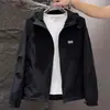 Nueva chaqueta con capucha para temporada de primavera y otoño, moderna y casual, con cuello alto, ligera y versátil, disponible en tallas grandes para hombre.