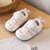 Tênis Esportivo Cartoon Bordado Doce para Bebês Meninas 2026 Primavera/Verão Novo Malha Respirável Sapatos Brancos