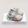 Tênis de treino infantis estilo retrô alemão 2026 primavera-verão nova moda versátil sapatos casuais para meninas e tênis esportivos estilosos para meninos