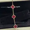 V Gold Novo Produto Pó de Bolha Esmalte Trevo de Quatro Folhas Pulseira de Cinco Pétalas para Mulheres Pulseira de Cristal Rosa Versão Alta Artesanato de Usinagem de Precisão CNC