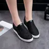 Bai Zhenhe está liquidando su inventario de modelos nuevos de primavera de zapatos de mujer con plataforma interna, zapatos casuales transpirables para mujer que te hacen ver más alta, zapatos blancos de cuero suave genuino