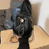 Bolso de Cadena de Diamantes Estilo Coreano de Gama Alta Versátil Tipo Cubo Otoño e Invierno 2026 Nuevo Nicho Bolso de Hombro Cruzado para Mujer