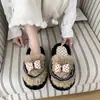 Chinelos de casa femininos com laço, de sola reta, fofos, inverno 2026, de sola macia, bico fechado, meias-pantufas quentes para mulheres