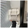 Mochila de Tecido Texturizado com Pingente, Grande Capacidade, Estilo Coreano, Moda College, Nova Coleção 2026, Xadrez Fresco e Jovem, Para o Trabalho