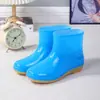 Zapatos de agua engrosados, botas de lluvia, botas cortas para mujer, forradas de felpa, impermeables, antideslizantes, botas de lluvia de invierno, zapatos de goma cálidos para cocina