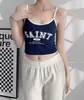 Camisole de verão mais vendida com estampa de letras retrô e bojos, top curto wrap-around de cor contrastante para mulheres
