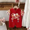 Macacão de Verão Infantil Vermelho Estilo Chinês com Bordado de Leão e Botões Tradicionais, Roupa para Celebração de 100 Dias, Macacão de Bebê de Manga Curta