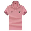 Camisa polo masculina bordada com emblema estilo Hong Kong, gola de cor contrastante, feita de algodão piquet respirável e absorvente de suor, adequada para jovens e adultos de meia-idade para o trajeto diário, manga curta