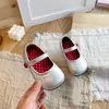 Mocasines de Suela Blanda para Niñas 2026 Primavera/Otoño Nuevos Planos Simples Versátiles de Punta Cerrada Zapatos de Piel de Princesa para Niña Pequeña