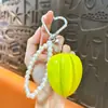 Pingente de chaveiro de corrente de pérolas de frutas simuladas, doce e versátil, design fresco e simples, moderno e único
