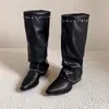 Botas altas retro de punta para mujer, versátiles, negras, con tachuelas, plisadas, con hebilla de volantes, de pierna ancha, estilo 'hot girl', botas de montar