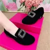Zapatos planos de punta redonda de moda para otoño 2026, nuevo estilo de gamuza con hebilla cuadrada y adornos de pedrería, diseño sin cordones, suela suave, cómodos, versátiles y con una abertura profunda