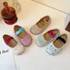 Nuevos zapatos de princesa elegantes vintage para niñas para edades 3-6-9, mocasines pequeños de punta redonda, zapatos de piel con suelas blandas, zapatos cómodos para bebé
