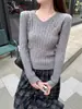 Nuevo suéter de punto estilo coreano para otoño/invierno con cuello en V, diseño bordado y una capa interior suave y cómoda