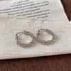 Estilo Niche Exquisito con un Toque de Alta Gama, Pendientes Minimalistas y Elegantes para Mujer, con un Diseño Hueco de Flor de Lirio