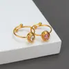 Anel oval de nicho, luxo discreto, cravejado de diamantes de alta qualidade para mulheres, design geométrico em aço inoxidável, detalhes coloridos em diamante, anel aberto requintado