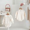Otoño e invierno transfronterizo para bebé niña tejido a mano con bolas cuello redondo suéter pullover traje de punto hueco vintage para mujer mono